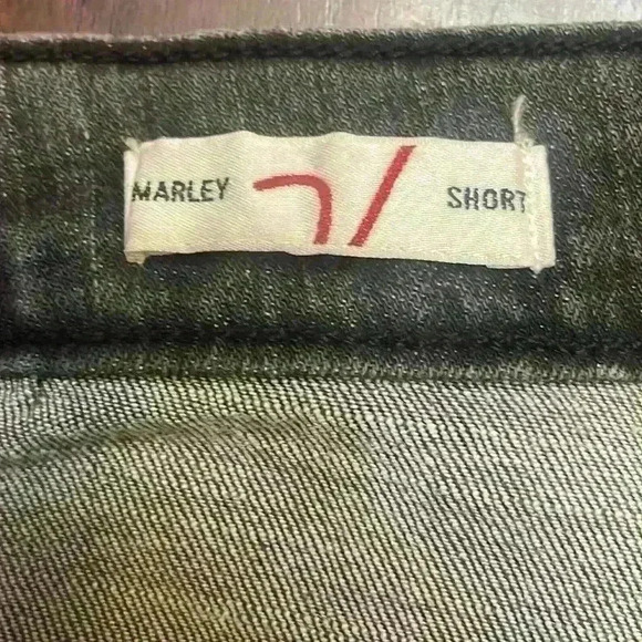 VIGOSS Marley Midrise Cuff Distressed
Short IN Black size 16W - Picture 4 of 9